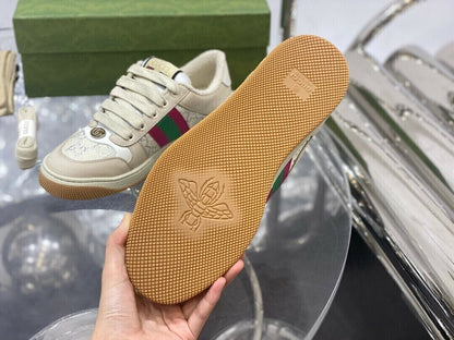 Tênis Couro Creme Detalhes Laterais Minimalista