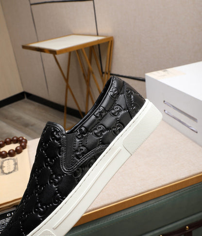 Tênis Slip On Couro Padrão Letras Entrelaçadas