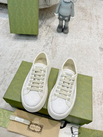 Tênis Canvas Branco Padrão Entrelaçado