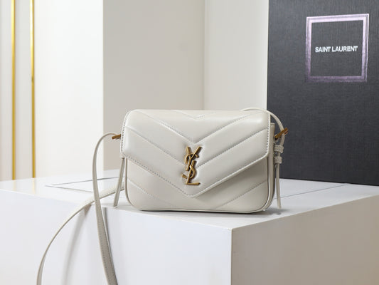 Bolsa crossbody LOULOU toy em couro em MATELASSÉ