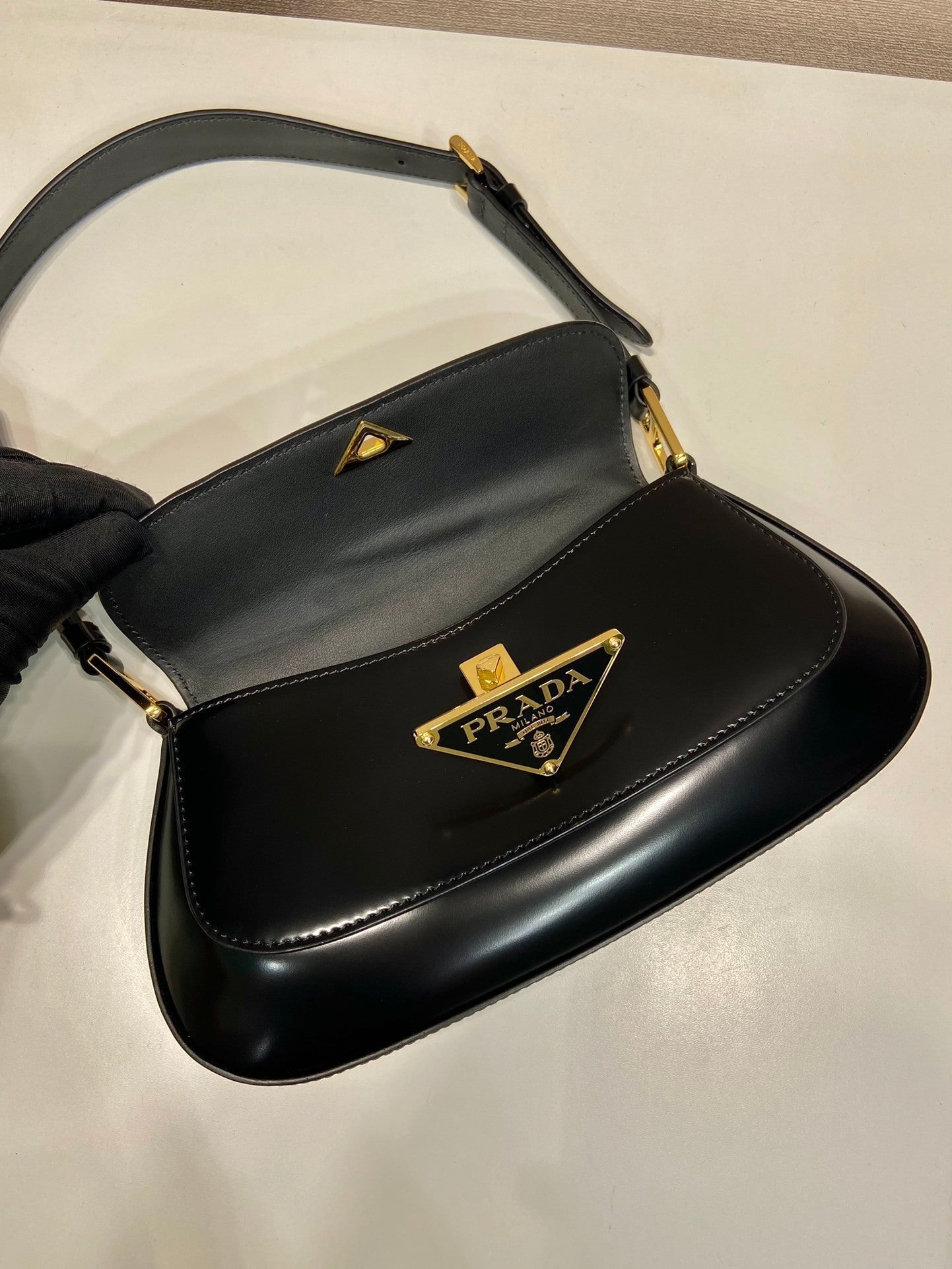 Bolsa Satchel Couro Estruturada Placa Triangular Frontal