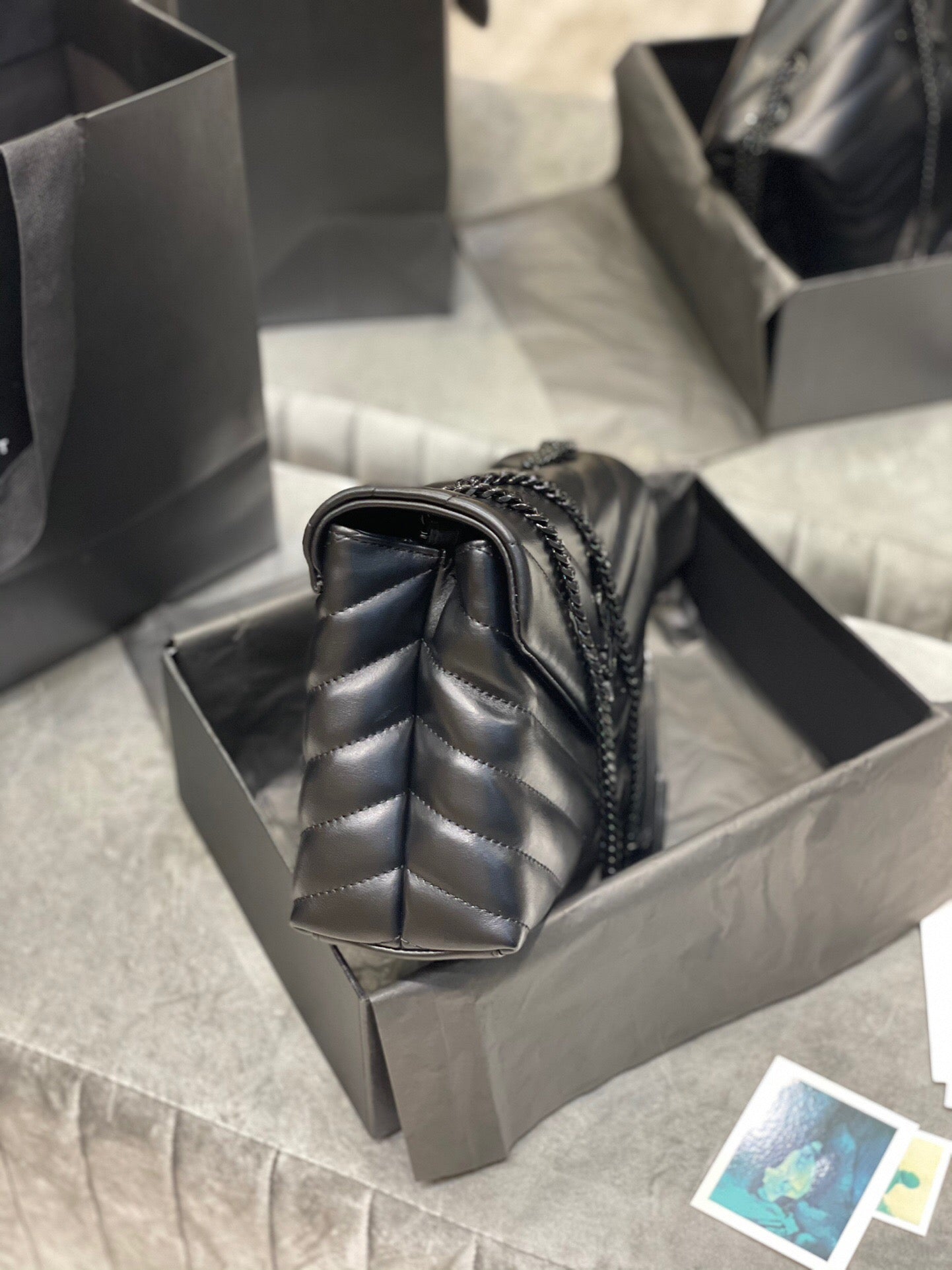 Bolsa Satchel Couro Preto Corrente Dourada
