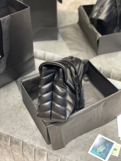 Bolsa Satchel Couro Preto Corrente Dourada