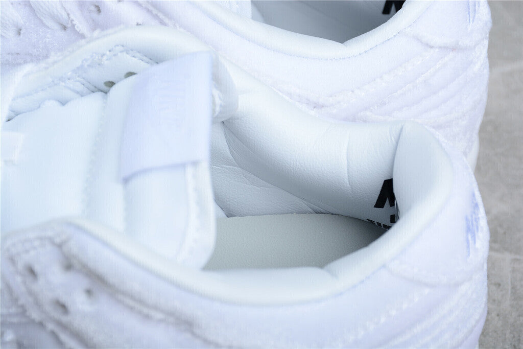 Tênis Cano Baixo Veludo Branco com Detalhes em Relevo