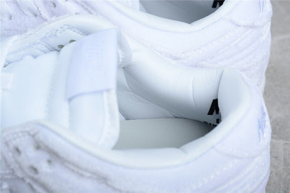 Tênis Cano Baixo Veludo Branco com Detalhes em Relevo