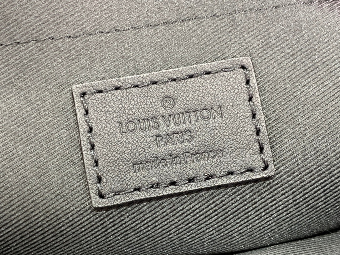 Bolsa Mensageiro Couro Preto Detalhe Relevo Geométrico