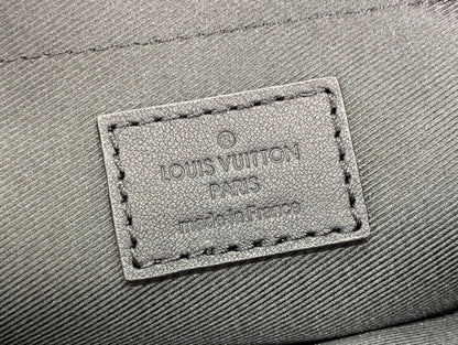 Bolsa Mensageiro Couro Preto Detalhe Relevo Geométrico