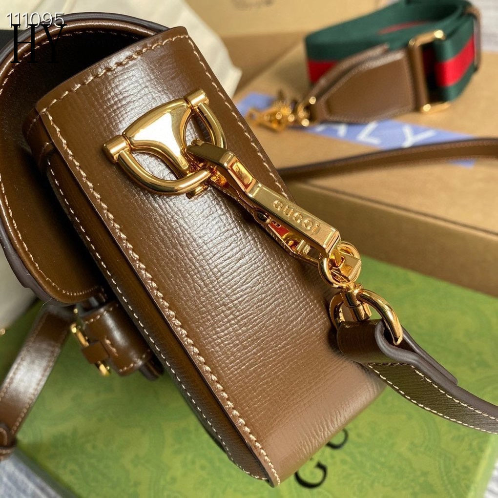 Bolsa Satchel Couro Marrom Fecho Metálico Ferradura