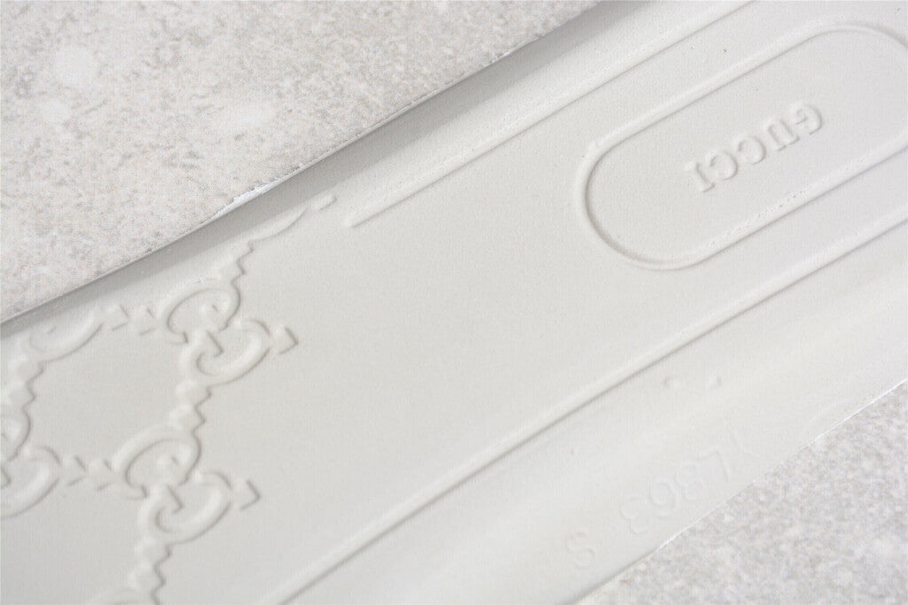 Tênis Couro Creme Detalhes Laterais Minimalista