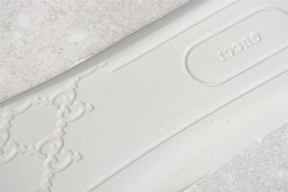 Tênis Couro Creme Detalhes Laterais Minimalista