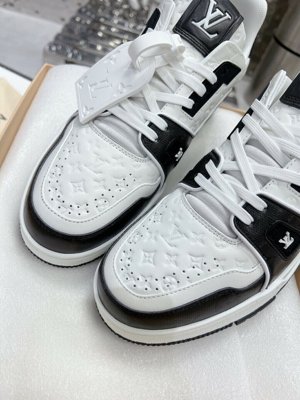 Tênis Runner Couro Preto e Branco Detalhes Contrastantes