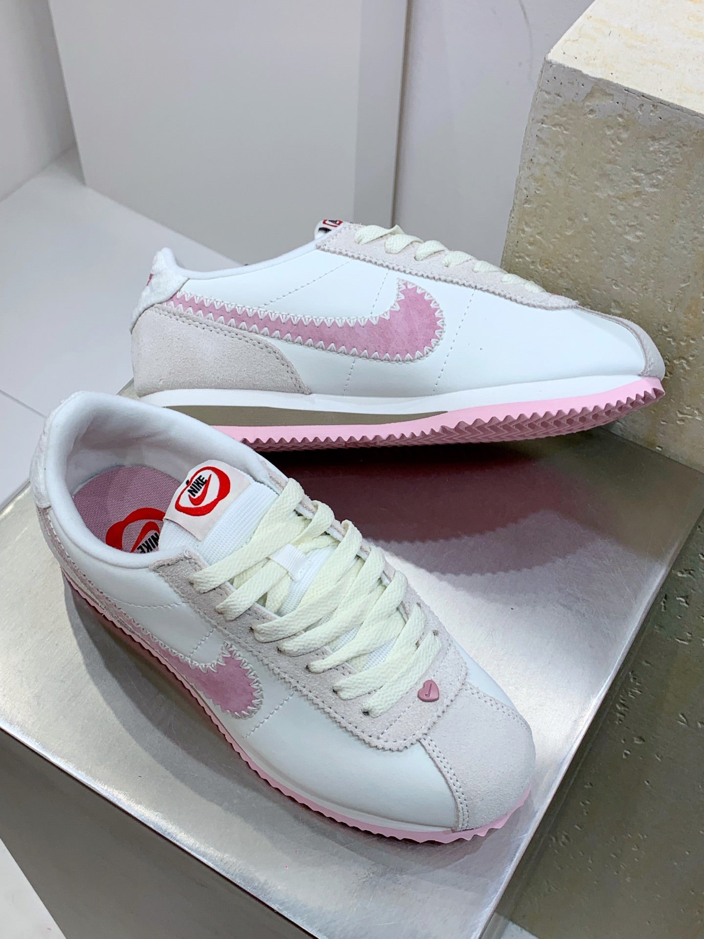 Tênis Couro Casual Branco Detalhe Vermelho Temático