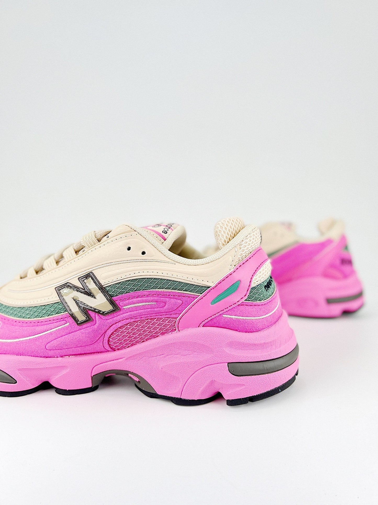 Tênis Runner Camurça Bege Detalhes Rosa e Verde