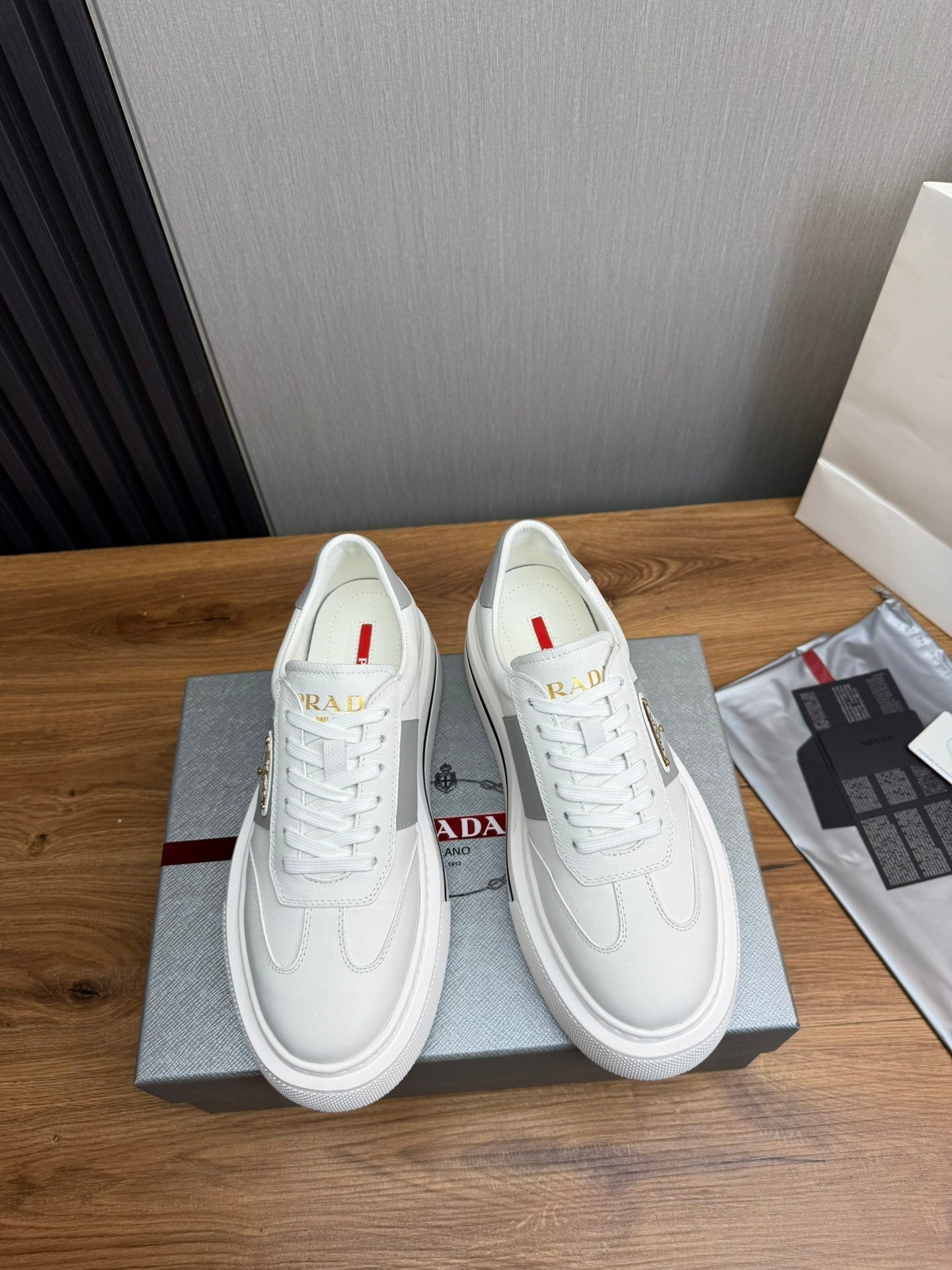 Tênis Couro Cano Baixo Branco Detalhes Minimalistas