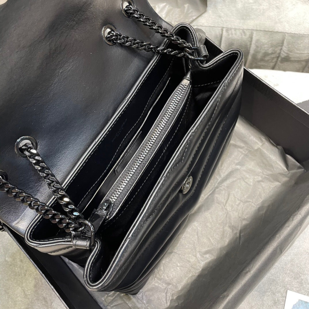 Bolsa Satchel Couro Preto Corrente Dourada