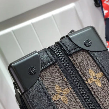 Bolsa Satchel Couro Padrão Monograma Geométrico Preto Vertical
