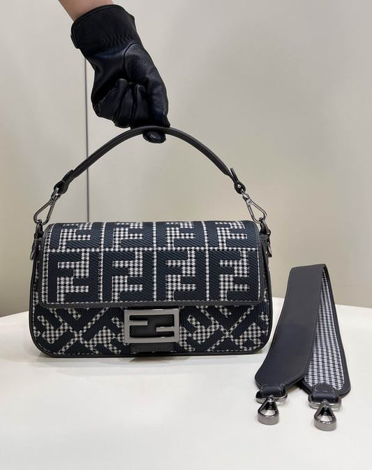 Bolsa Baguete Couro Bordado Letras F Espelhadas