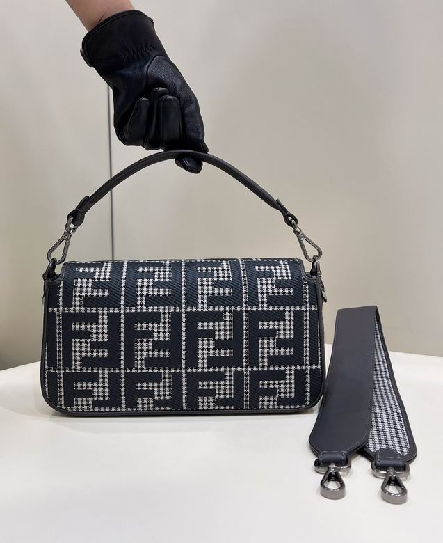 Bolsa Baguete Couro Bordado Letras F Espelhadas