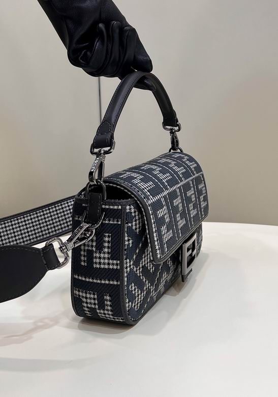 Bolsa Baguete Couro Bordado Letras F Espelhadas