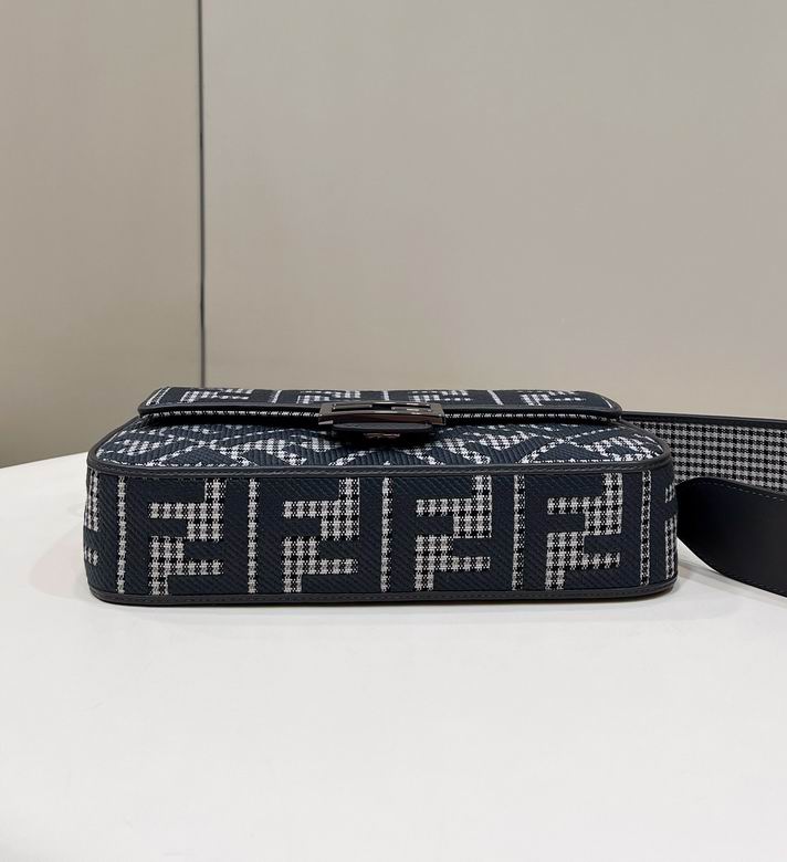 Bolsa Baguete Couro Bordado Letras F Espelhadas