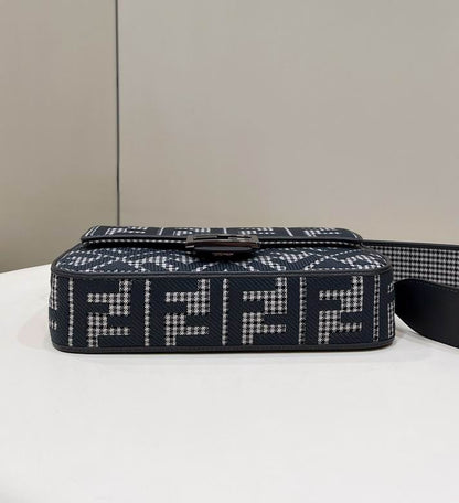 Bolsa Baguete Couro Bordado Letras F Espelhadas