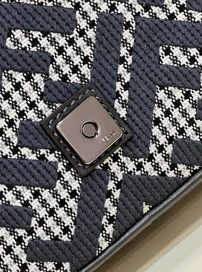 Bolsa Baguete Couro Bordado Letras F Espelhadas
