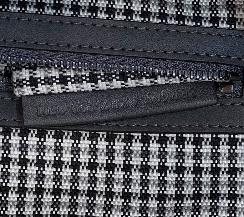 Bolsa Baguete Couro Bordado Letras F Espelhadas