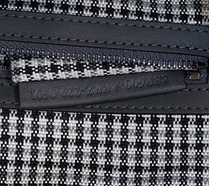 Bolsa Baguete Couro Bordado Letras F Espelhadas