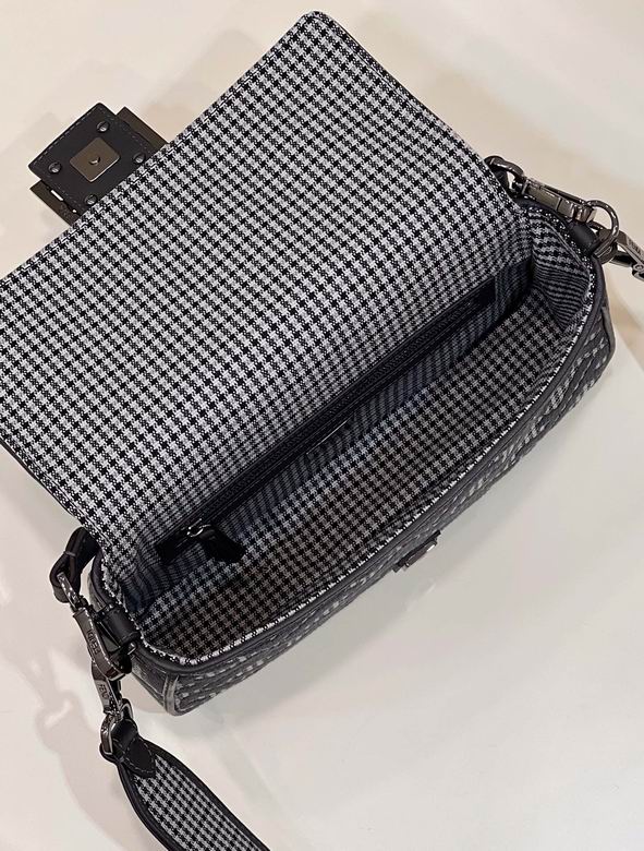 Bolsa Baguete Couro Bordado Letras F Espelhadas
