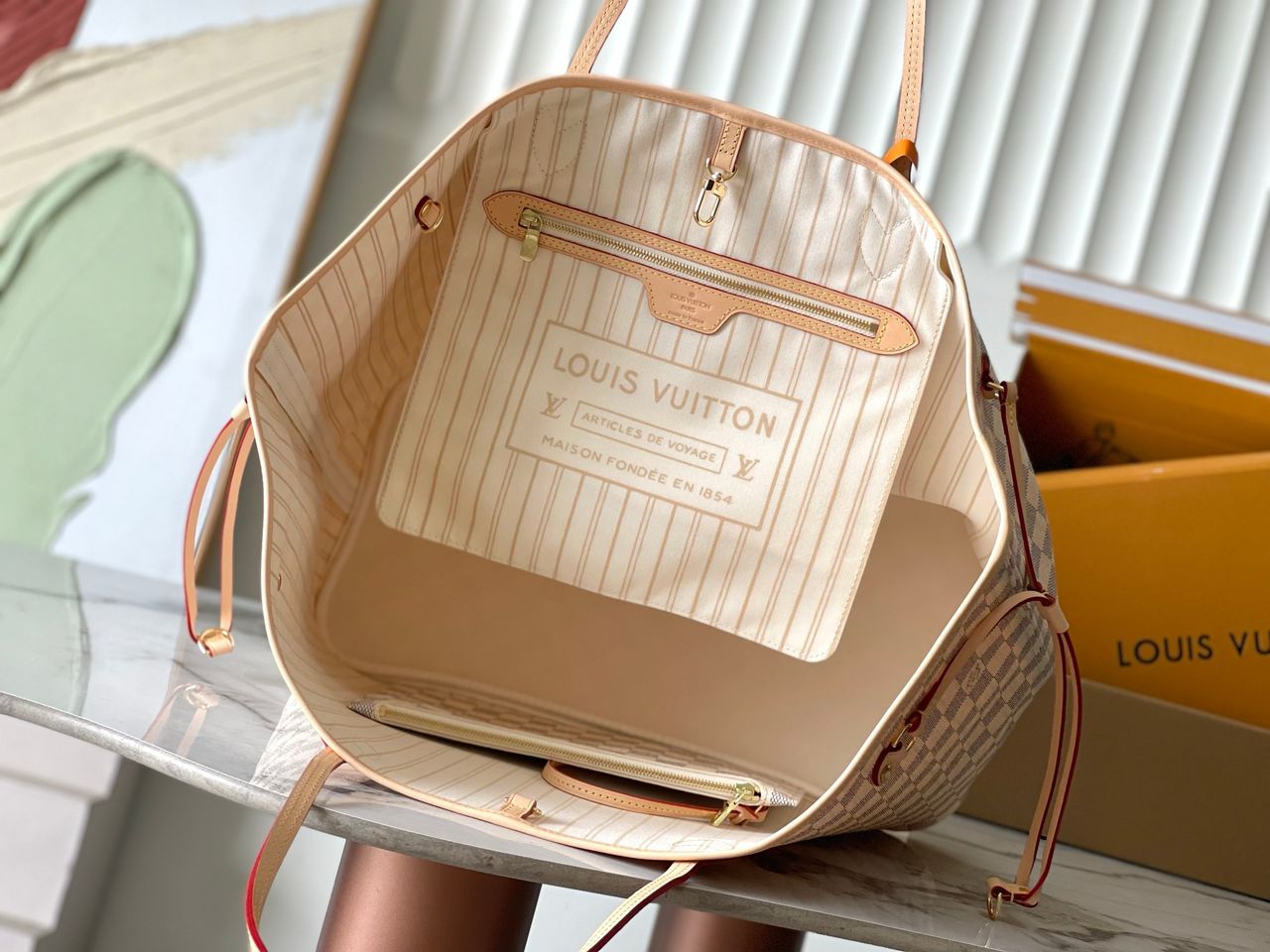 Bolsa Tote Couro Branco Padrão Monograma Geométrico Invertido MM