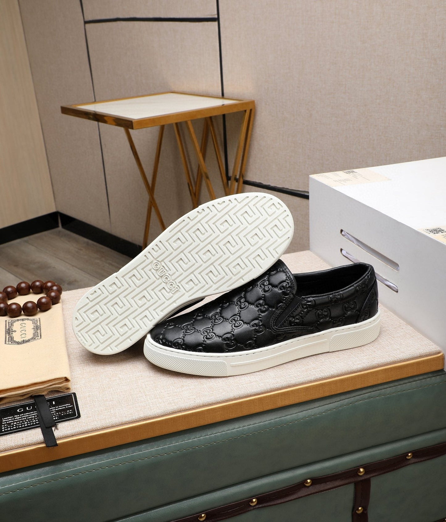 Tênis Slip On Couro Padrão Letras Entrelaçadas