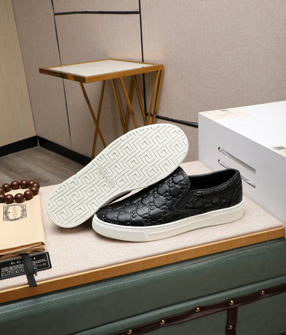 Tênis Slip On Couro Padrão Letras Entrelaçadas