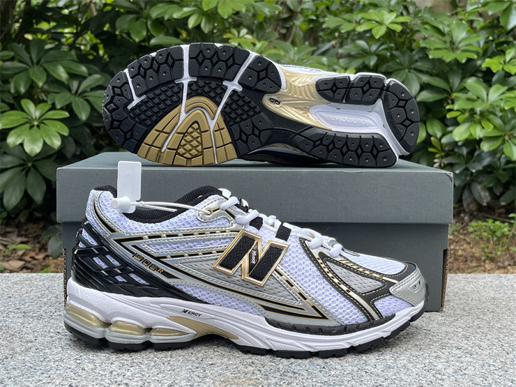 Tênis Runner Malha Branco Detalhes Dourado