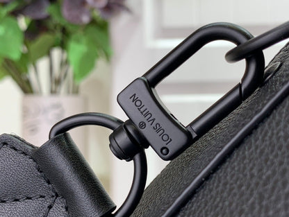 Bolsa Mensageiro Couro Preto Detalhe Relevo Geométrico