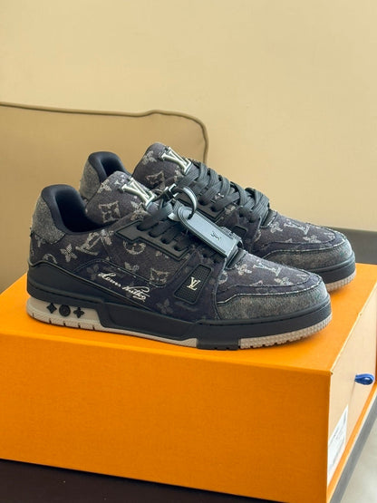 Tênis Casual Cano Baixo Preto com Detalhe Cinza
