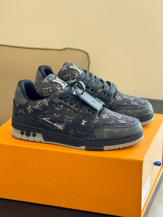 Tênis Casual Cano Baixo Preto com Detalhe Cinza