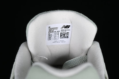 Tênis Runner Couro Cinza Prata Detalhes Verde Musgo