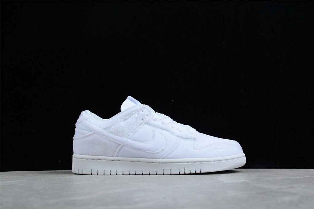 Tênis Cano Baixo Veludo Branco com Detalhes em Relevo