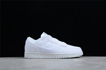 Tênis Cano Baixo Veludo Branco com Detalhes em Relevo