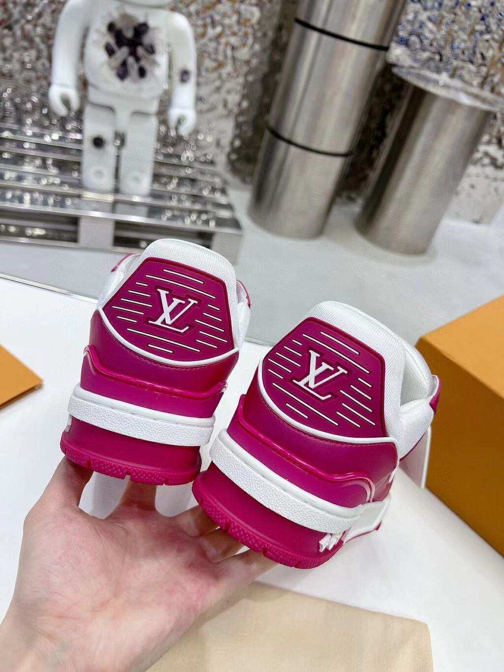 Tênis Couro Rosa e Branco Detalhes Geométricos