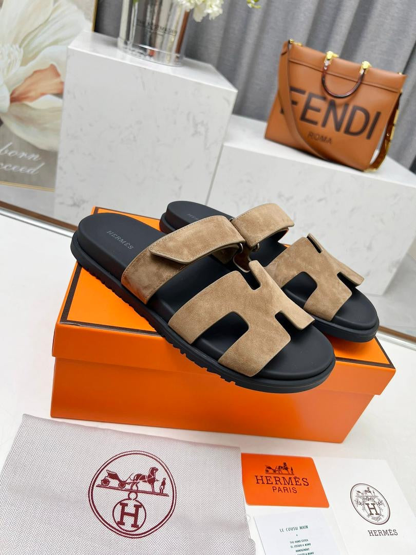 Sandália Couro Beige Tira Vazada Minimalista