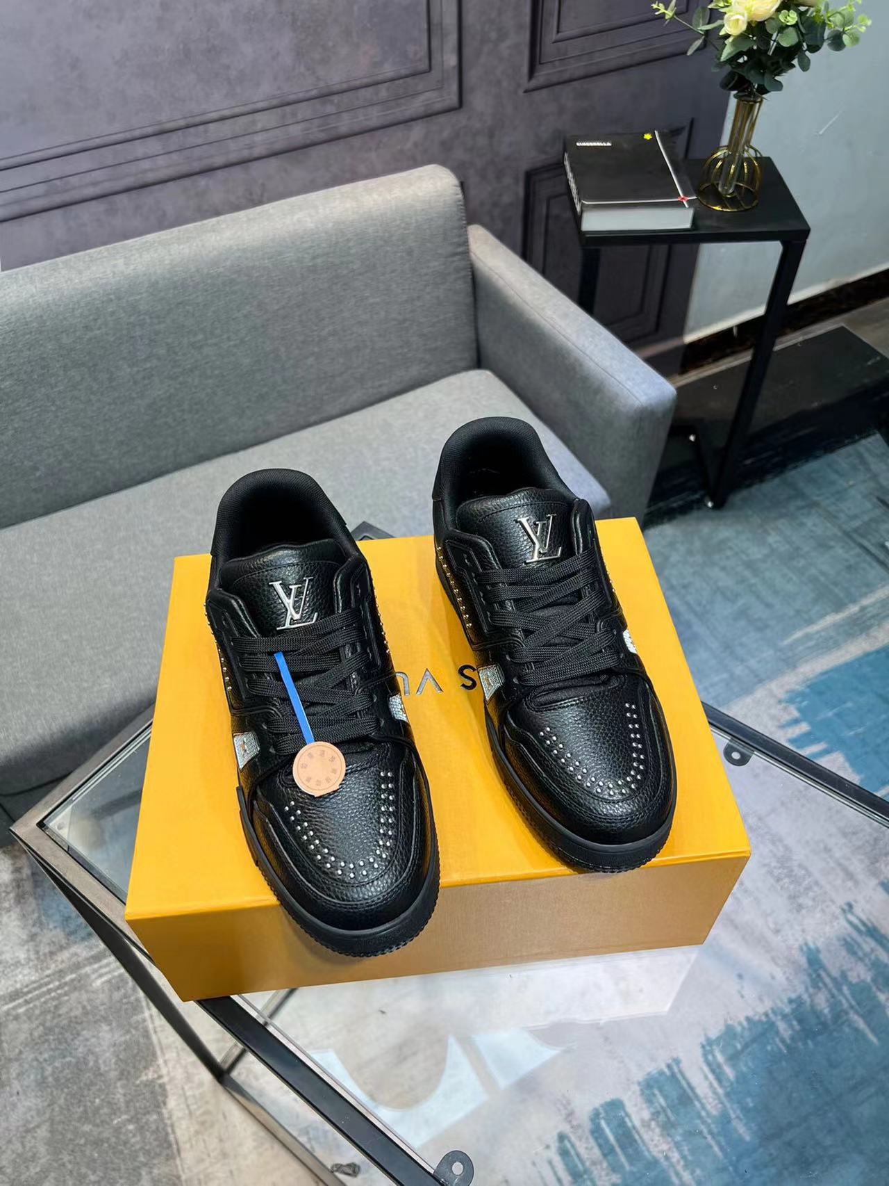 Tênis Couro Preto Detalhe Dourado