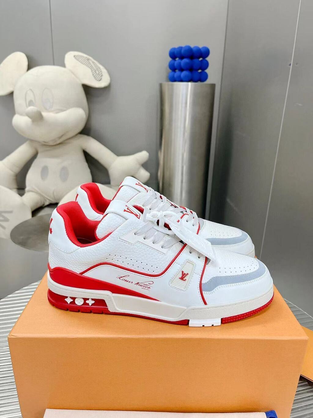 Tênis Couro Branco Detalhe Vermelho Solado Colorido