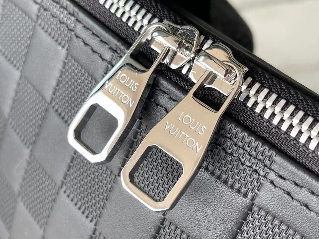 Mochila Couro Padrão Quadriculado Marrom Escuro
