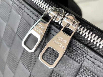 Mochila Couro Padrão Quadriculado Marrom Escuro