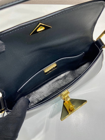 Bolsa Satchel Couro Estruturada Placa Triangular Frontal