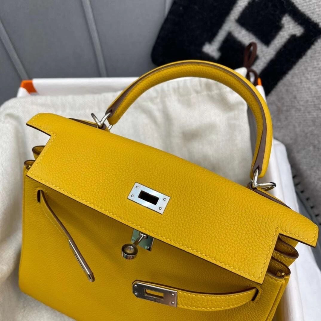 Bolsa Satchel Couro Estruturada com Fecho Frontal