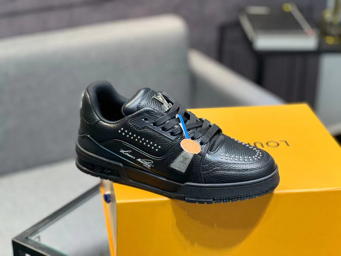 Tênis Couro Preto Detalhe Dourado