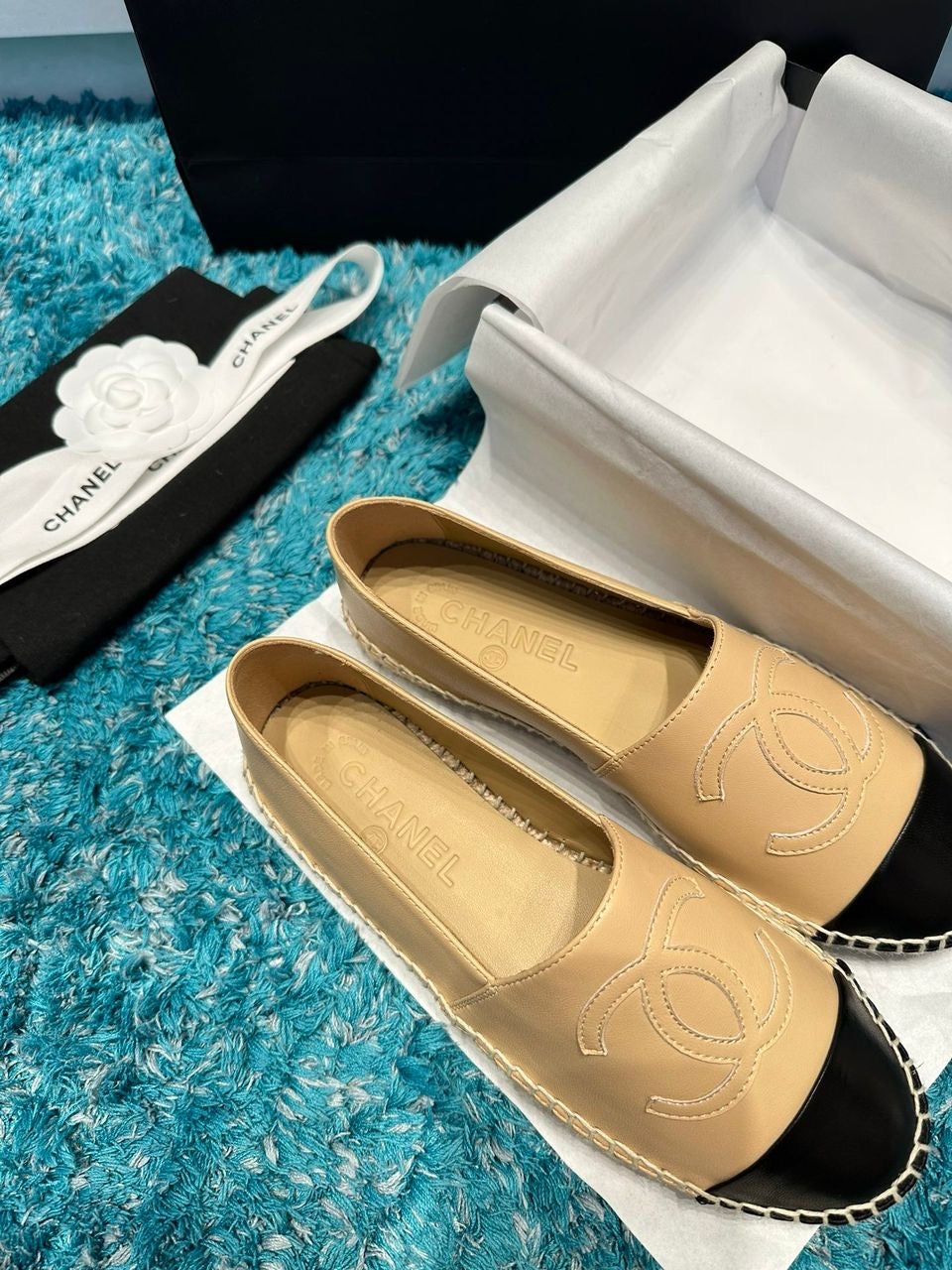 Espadrille Couro Bege e Preto Tira Trançada