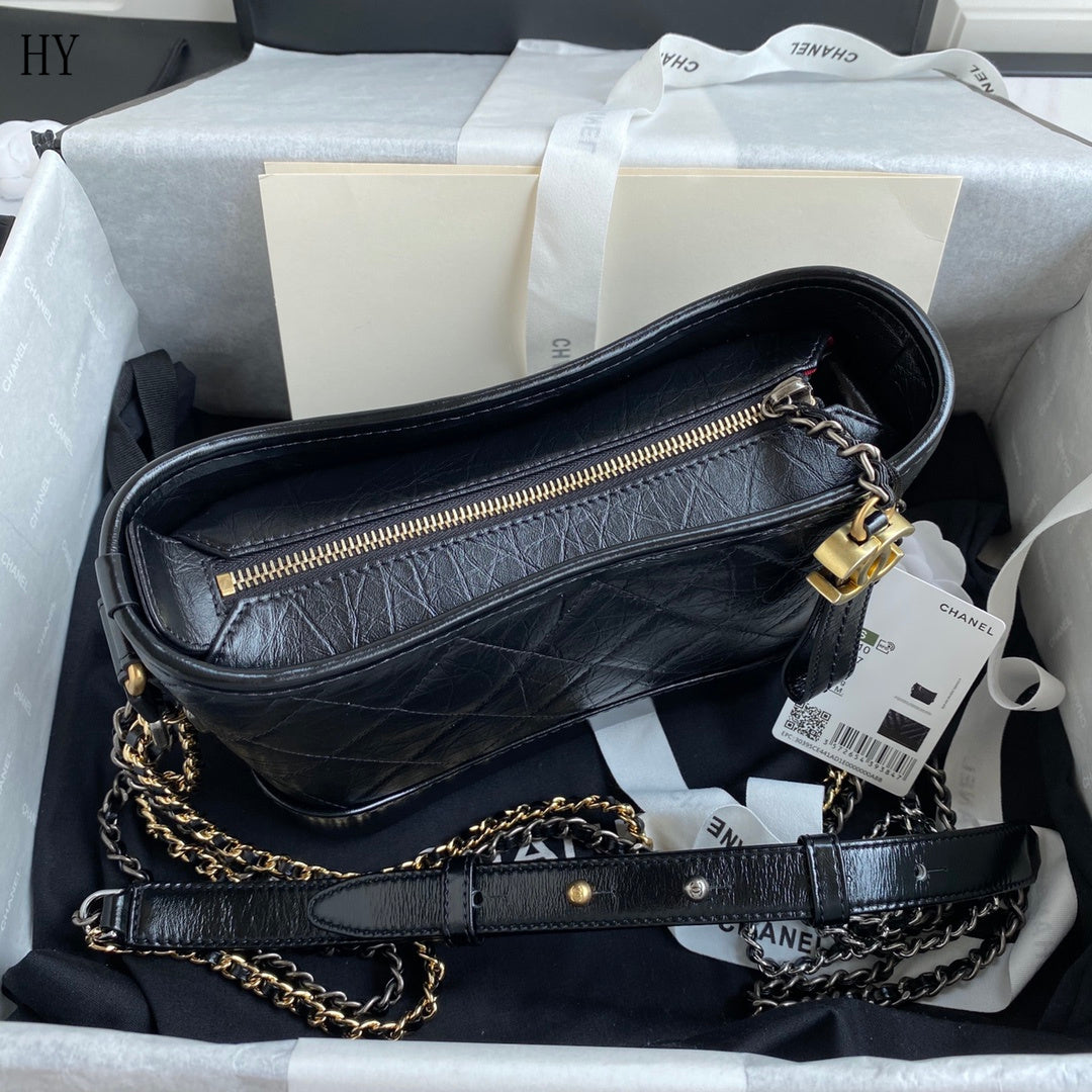 Bolsa Hobo Couro Preto Pequena com Alça Corrente